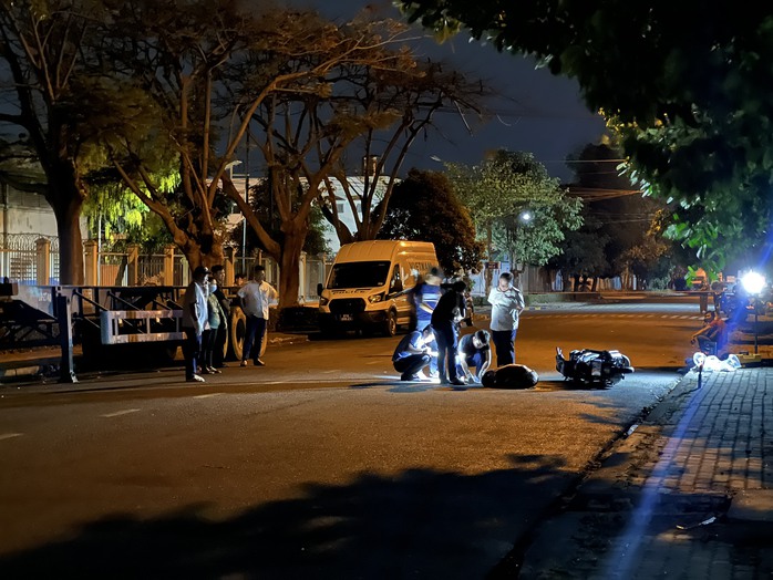 Người phụ nữ gục xuống đường trong Khu công nghiệp Sóng Thần- Ảnh 1. Người phụ nữ gục xuống đường trong Khu công nghiệp Sóng Thần- Ảnh 1.