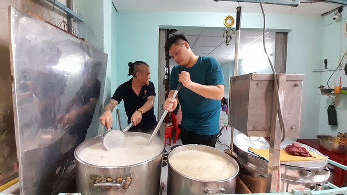 Anh Hà Ngọc Lâm (trái) và anh Hồ Văn Tài trực tiếp đứng nấu cháo Anh Hà Ngọc Lâm (trái) và anh Hồ Văn Tài trực tiếp đứng nấu cháo