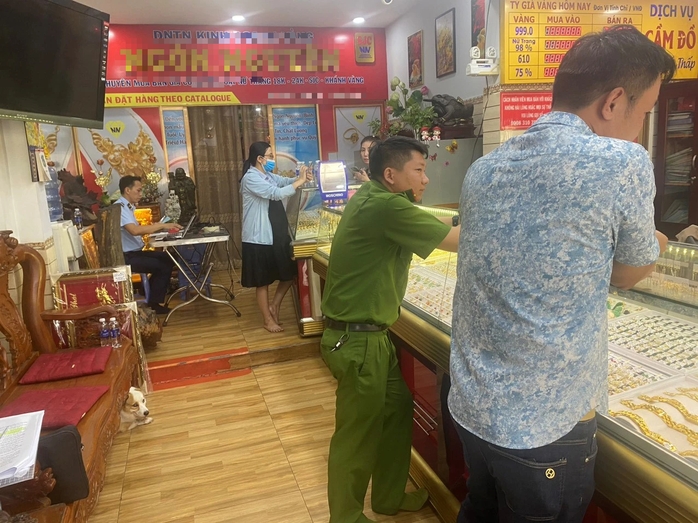 QLTT TPHCM tiếp tục phát hiện nhiều tiệm vàng vi phạm- Ảnh 1. QLTT TPHCM tiếp tục phát hiện nhiều tiệm vàng vi phạm- Ảnh 1.