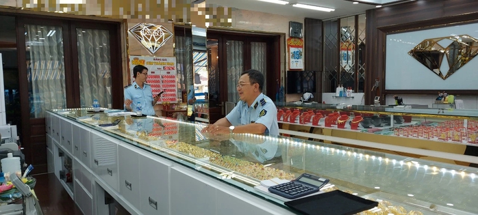 QLTT TPHCM tiếp tục phát hiện nhiều tiệm vàng vi phạm- Ảnh 2. QLTT TPHCM tiếp tục phát hiện nhiều tiệm vàng vi phạm- Ảnh 2.