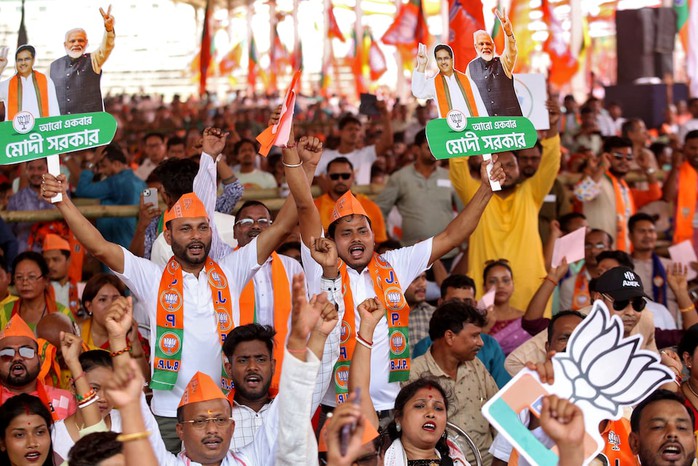 Những người ủng hộ Đảng Bharatiya Janata (BJP) cầm quyền hô khẩu hiệu trong một cuộc vận động tranh cử của Thủ tướng Narendra Modi hôm 17-4. Ảnh: Reuters Những người ủng hộ Đảng Bharatiya Janata (BJP) cầm quyền hô khẩu hiệu trong một cuộc vận động tranh cử của Thủ tướng Narendra Modi hôm 17-4. Ảnh: Reuters