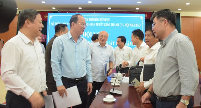 Phó Bí thư Thường trực Thành ủy TP HCM Nguyễn Hồ Hải trao đổi với các đại biểu tại hội nghị Phó Bí thư Thường trực Thành ủy TP HCM Nguyễn Hồ Hải trao đổi với các đại biểu tại hội nghị