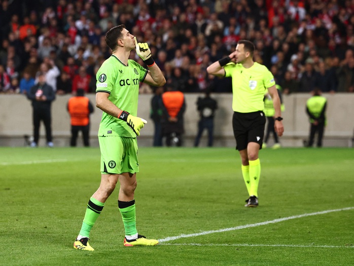 Hy hữu: Hai thẻ vàng không bị đuổi, Emiliano Martinez Hy hữu: Hai thẻ vàng không bị đuổi, Emiliano Martinez