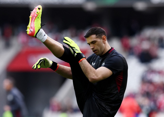 Hy hữu: Hai thẻ vàng không bị đuổi, Emiliano Martinez Hy hữu: Hai thẻ vàng không bị đuổi, Emiliano Martinez