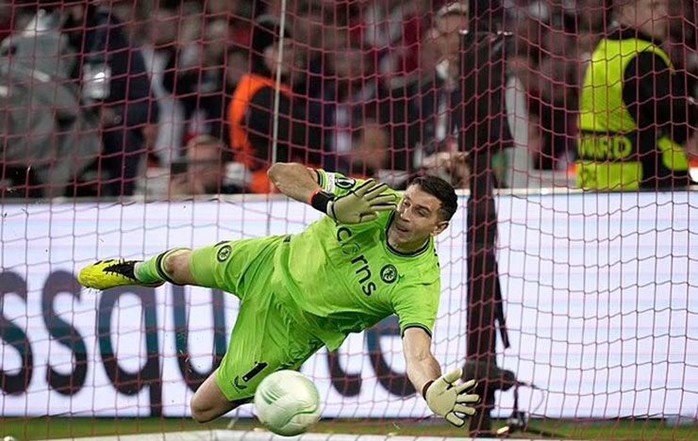 Hy hữu: Hai thẻ vàng không bị đuổi, Emiliano Martinez Hy hữu: Hai thẻ vàng không bị đuổi, Emiliano Martinez