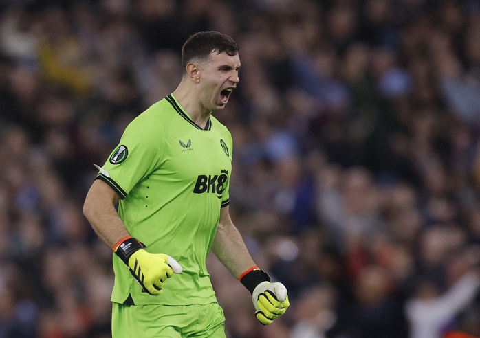 Hy hữu: Hai thẻ vàng không bị đuổi, Emiliano Martinez Hy hữu: Hai thẻ vàng không bị đuổi, Emiliano Martinez