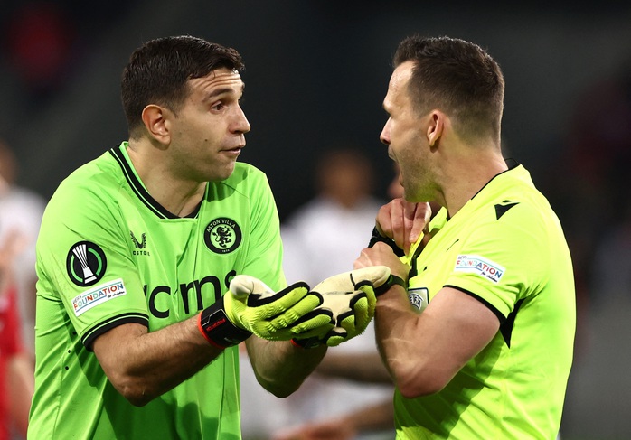 Hy hữu: Hai thẻ vàng không bị đuổi, Emiliano Martinez Hy hữu: Hai thẻ vàng không bị đuổi, Emiliano Martinez