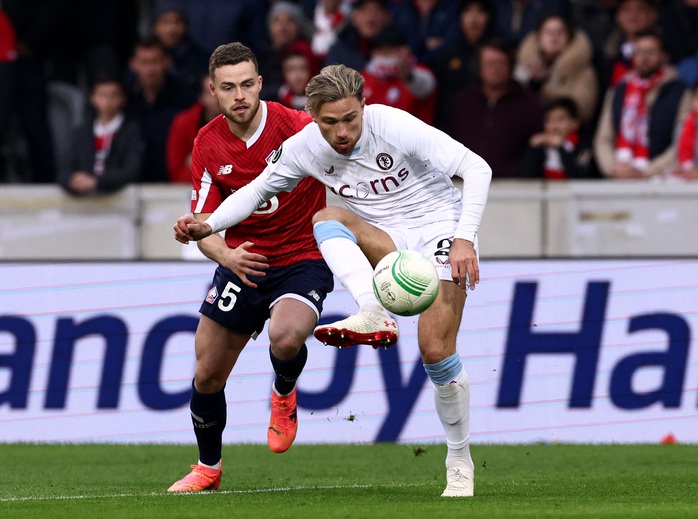 Matty Cash ghi bàn quan trọng, rút ngắn tỉ số còn 1-2 cho Aston Villa Matty Cash ghi bàn quan trọng, rút ngắn tỉ số còn 1-2 cho Aston Villa