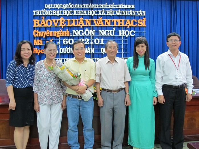 GS-TS - Nhà giáo Nhân dân Bùi Khánh Thế (thứ tư từ trái qua) và tác giả bài viết này - TS Huỳnh Thị Hồng Hạnh (bìa trái) tại buổi bảo vệ luận văn thạc sĩ của một học viên, vào tháng 6-2014 Ảnh: PHẠM DŨNG GS-TS - Nhà giáo Nhân dân Bùi Khánh Thế (thứ tư từ trái qua) và tác giả bài viết này - TS Huỳnh Thị Hồng Hạnh (bìa trái) tại buổi bảo vệ luận văn thạc sĩ của một học viên, vào tháng 6-2014 Ảnh: PHẠM DŨNG