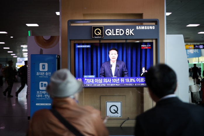 Người dân tại thủ đô Seoul xem tin tức về phát biểu của Tổng thống Hàn Quốc Yoon Suk-yeol liên quan cuộc khủng hoảng ngành y hôm 1-4 Ảnh: REUTERS Người dân tại thủ đô Seoul xem tin tức về phát biểu của Tổng thống Hàn Quốc Yoon Suk-yeol liên quan cuộc khủng hoảng ngành y hôm 1-4 Ảnh: REUTERS