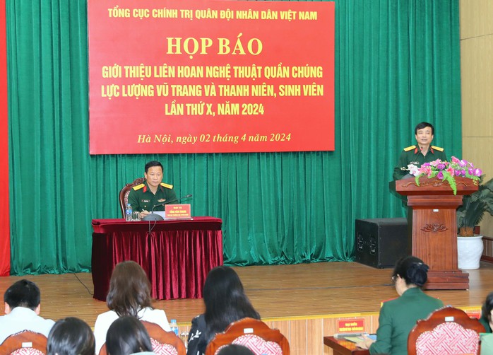 Đại tá Tống Văn Thanh (trái), Phó Cục trưởng Cục Tuyên huấn - Tổng cục Chính trị Quân đội nhân dân Việt Nam, tại họp báo chiều 2-4