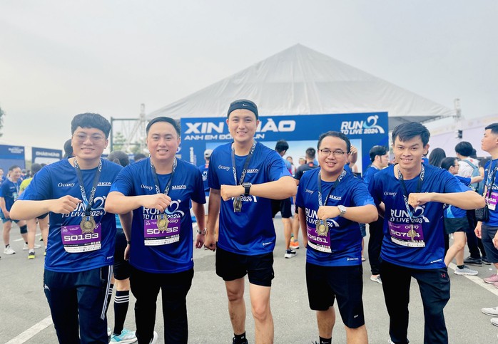 Runner Lưu Hoàng Phúc (giữa) và nhóm chạy “Công dân trẻ tiêu biểu TP HCM năm 2023” sẽ tham gia Giải half-marathon “Tự hào Tổ quốc tôi” do Báo Người Lao Động tổ chức. (Ảnh do nhân vật cung cấp) Runner Lưu Hoàng Phúc (giữa) và nhóm chạy “Công dân trẻ tiêu biểu TP HCM năm 2023” sẽ tham gia Giải half-marathon “Tự hào Tổ quốc tôi” do Báo Người Lao Động tổ chức. (Ảnh do nhân vật cung cấp)