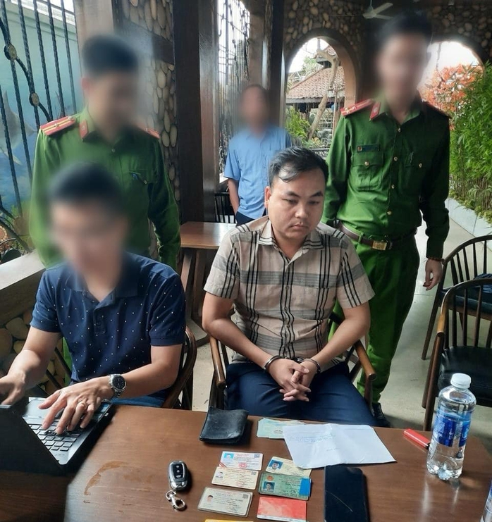 Bắt 2 phóng viên tạp chí cưỡng đoạt gần 100 triệu đồng của nhiều doanh nghiệp- Ảnh 1. Bắt 2 phóng viên tạp chí cưỡng đoạt gần 100 triệu đồng của nhiều doanh nghiệp- Ảnh 1.