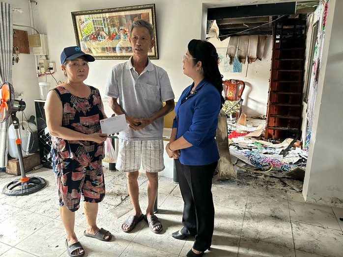 Hỗ trợ người dân bị ảnh hưởng trong vụ cháy ven kênh Tàu Hủ- Ảnh 1. Hỗ trợ người dân bị ảnh hưởng trong vụ cháy ven kênh Tàu Hủ- Ảnh 1.