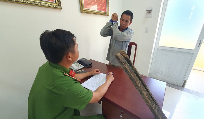 Bị đánh, người đàn ông giật gậy đánh chết anh trai- Ảnh 1.