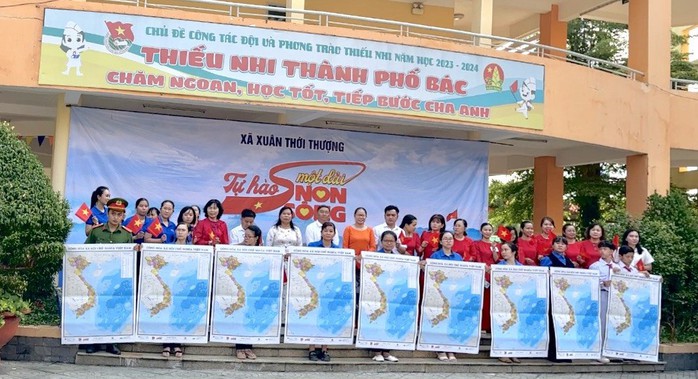 TP HCM: Hơn 1.000 học sinh xếp hình bản đồ Việt Nam- Ảnh 2. TP HCM: Hơn 1.000 học sinh xếp hình bản đồ Việt Nam- Ảnh 2.