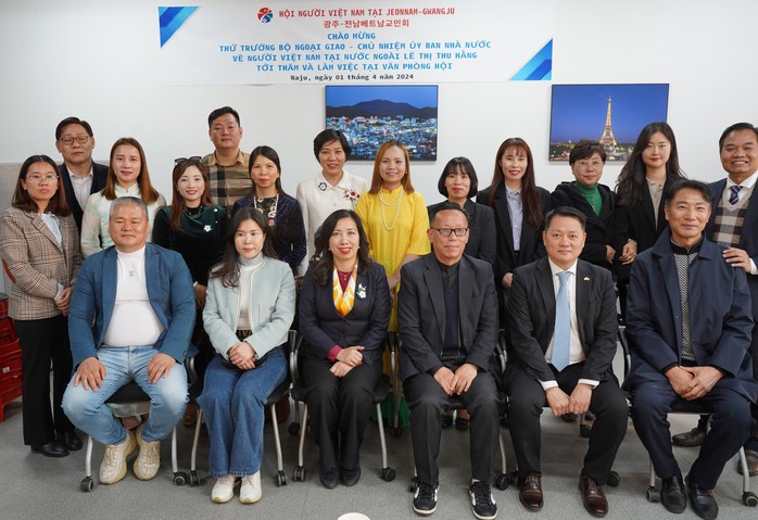 Thứ trưởng Lê Thị Thu Hằng khai trương Văn phòng Hội người Việt Nam tại Jeonbuk- Ảnh 7. Thứ trưởng Lê Thị Thu Hằng khai trương Văn phòng Hội người Việt Nam tại Jeonbuk- Ảnh 7.