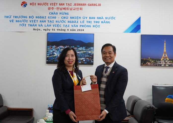 Thứ trưởng Lê Thị Thu Hằng khai trương Văn phòng Hội người Việt Nam tại Jeonbuk- Ảnh 13. Thứ trưởng Lê Thị Thu Hằng khai trương Văn phòng Hội người Việt Nam tại Jeonbuk- Ảnh 13.
