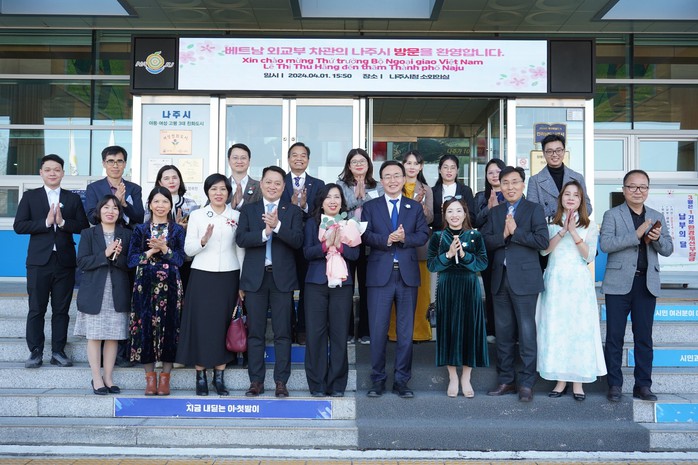 Thứ trưởng Lê Thị Thu Hằng khai trương Văn phòng Hội người Việt Nam tại Jeonbuk- Ảnh 10. Thứ trưởng Lê Thị Thu Hằng khai trương Văn phòng Hội người Việt Nam tại Jeonbuk- Ảnh 10.