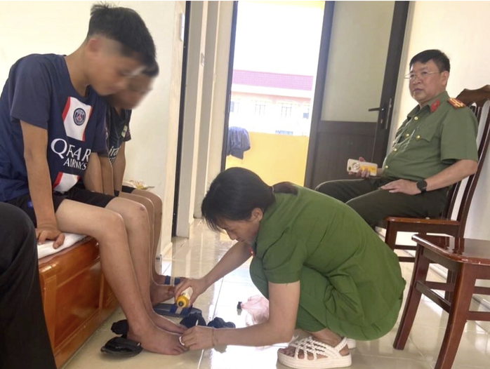 2 anh em đạp xe hàng trăm cây số từ Điện Biên đi Hà Nội tìm mẹ- Ảnh 1. 2 anh em đạp xe hàng trăm cây số từ Điện Biên đi Hà Nội tìm mẹ- Ảnh 1.