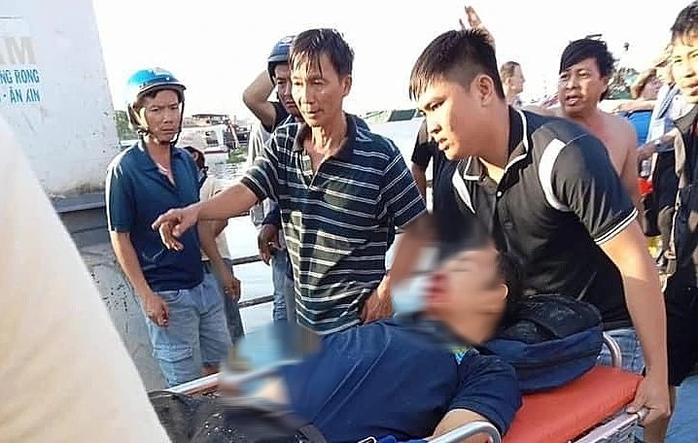Tàu du lịch không giữ khoảng cách an toàn, va chạm phà chở khách?- Ảnh 5. Tàu du lịch không giữ khoảng cách an toàn, va chạm phà chở khách?- Ảnh 5.