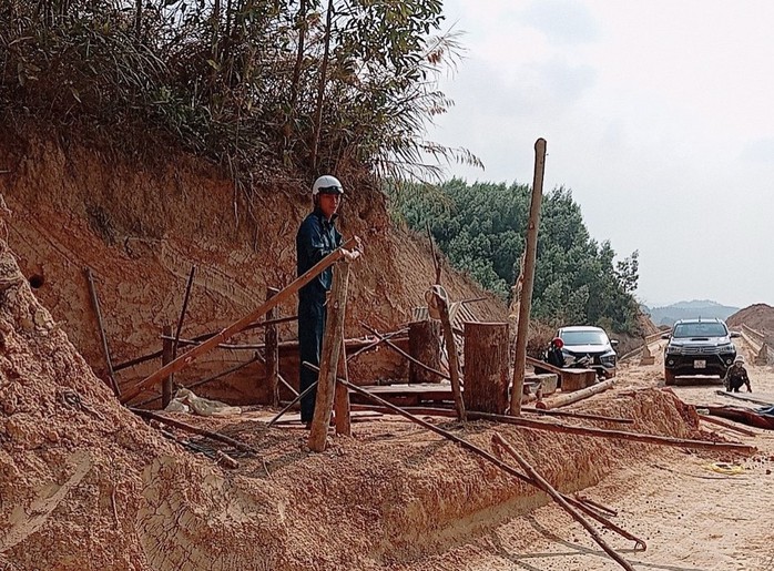 Tháo dỡ trạm thu phí tự phát nối 2 đầu đường ngàn tỉ- Ảnh 1. Tháo dỡ trạm thu phí tự phát nối 2 đầu đường ngàn tỉ- Ảnh 1.