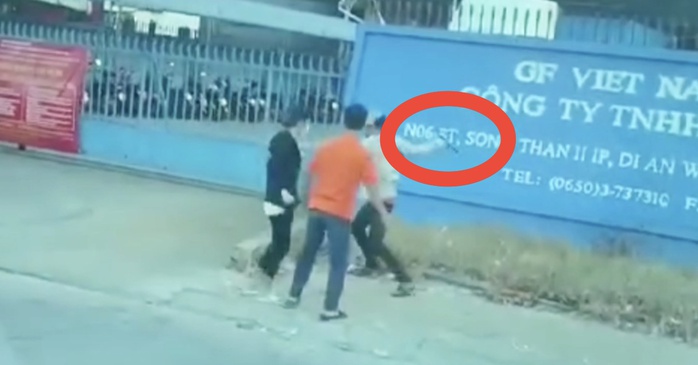 CLIP: Đánh nhau trong Khu công nghiệp Sóng Thần 2- Ảnh 1. CLIP: Đánh nhau trong Khu công nghiệp Sóng Thần 2- Ảnh 1.