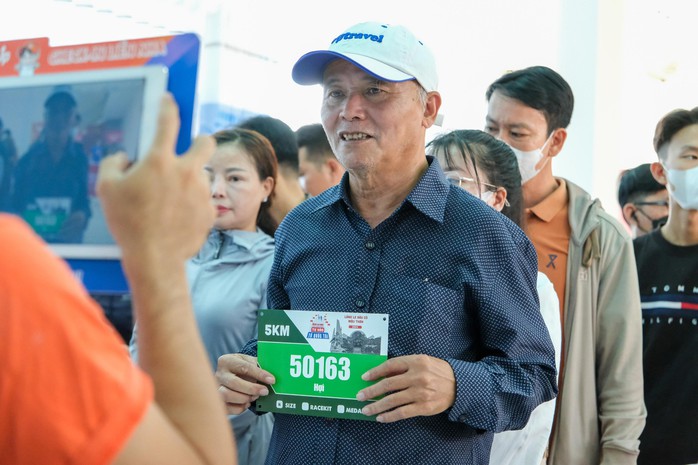 Hàng ngàn runner háo hức chờ tranh tài Giải half-marathon Hàng ngàn runner háo hức chờ tranh tài Giải half-marathon