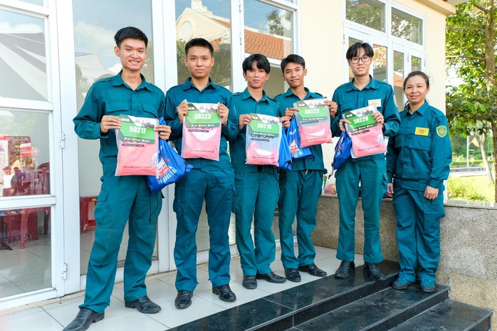 Hàng ngàn runner háo hức chờ tranh tài Giải half-marathon Hàng ngàn runner háo hức chờ tranh tài Giải half-marathon