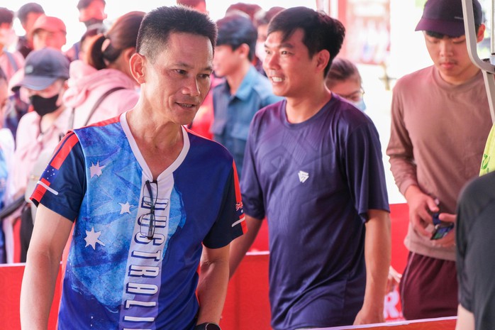 Hàng ngàn runner háo hức chờ tranh tài Giải half-marathon Hàng ngàn runner háo hức chờ tranh tài Giải half-marathon