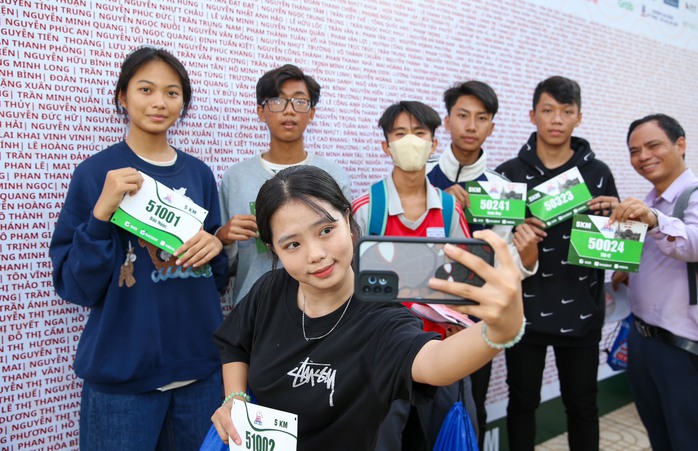 Hàng ngàn runner háo hức chờ tranh tài Giải half-marathon Hàng ngàn runner háo hức chờ tranh tài Giải half-marathon