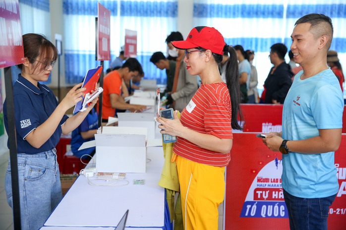 Hàng ngàn runner háo hức chờ tranh tài Giải half-marathon Hàng ngàn runner háo hức chờ tranh tài Giải half-marathon