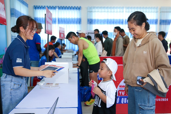 Hàng ngàn runner háo hức chờ tranh tài Giải half-marathon Hàng ngàn runner háo hức chờ tranh tài Giải half-marathon