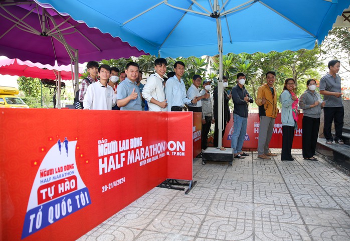 Hàng ngàn runner háo hức chờ tranh tài Giải half-marathon Hàng ngàn runner háo hức chờ tranh tài Giải half-marathon