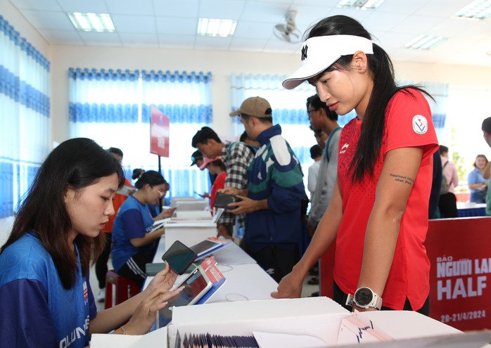 Hàng ngàn runner háo hức chờ tranh tài Giải half-marathon Hàng ngàn runner háo hức chờ tranh tài Giải half-marathon