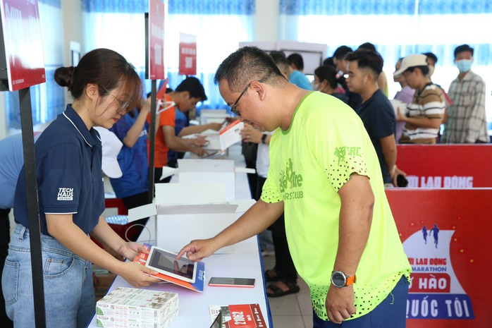 Hàng ngàn runner háo hức chờ tranh tài Giải half-marathon Hàng ngàn runner háo hức chờ tranh tài Giải half-marathon