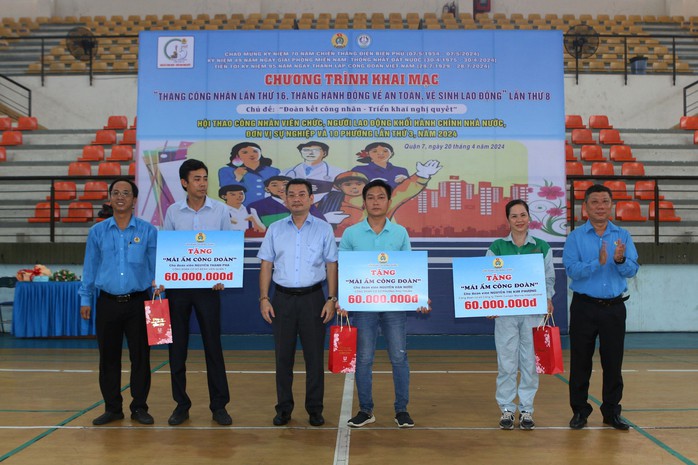 Nữ công nhân xúc động khi được Công đoàn hỗ trợ sửa chữa nhà- Ảnh 3. Nữ công nhân xúc động khi được Công đoàn hỗ trợ sửa chữa nhà- Ảnh 3.