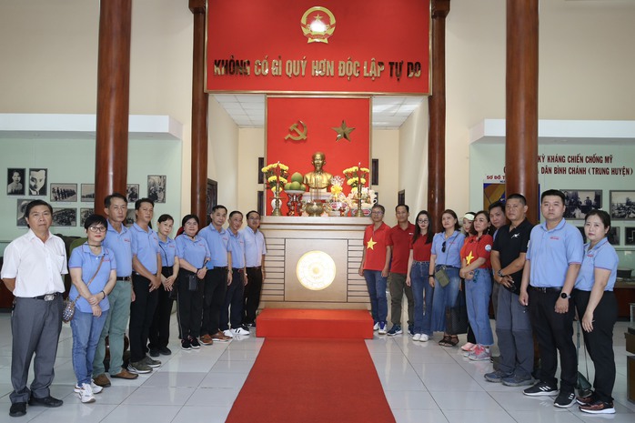 BTC Giải half-marathon "Tự hào Tổ quốc tôi" viếng khu di tích lịch sử Láng Le - Bàu Cò- Ảnh 3. BTC Giải half-marathon "Tự hào Tổ quốc tôi" viếng khu di tích lịch sử Láng Le - Bàu Cò- Ảnh 3.