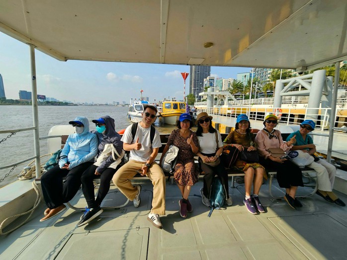 Du khách trải nghiệm tour kích cầu - một trong những hoạt động tại Ngày hội Du lịch TP HCM năm 2024, diễn ra tháng 4 Ảnh: LAM GIANG Du khách trải nghiệm tour kích cầu - một trong những hoạt động tại Ngày hội Du lịch TP HCM năm 2024, diễn ra tháng 4 Ảnh: LAM GIANG
