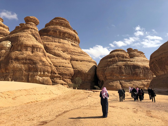 Du khách tham quan lăng mộ ở địa điểm cổ xưa Madain Saleh tại TP AlUla - Ả Rập Saudi Ảnh: REUTERS Du khách tham quan lăng mộ ở địa điểm cổ xưa Madain Saleh tại TP AlUla - Ả Rập Saudi Ảnh: REUTERS
