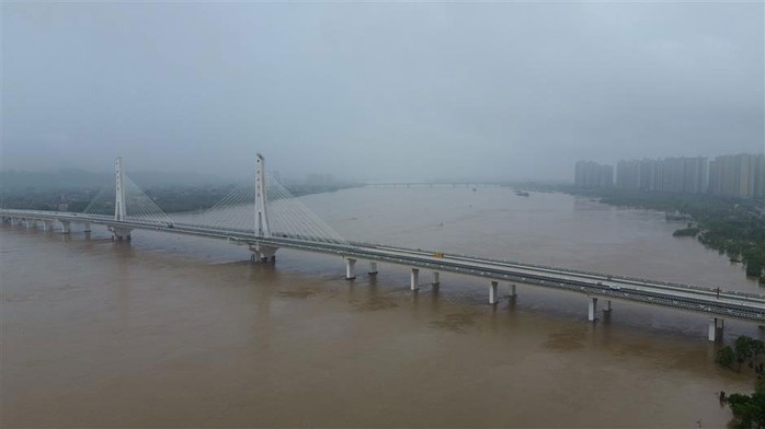 Mực nước sông dâng cao ở TP Thanh Viễn, tỉnh Quảng Đông - Trung Quốc ngày 21-4 Ảnh: SHANGHAI DAILY Mực nước sông dâng cao ở TP Thanh Viễn, tỉnh Quảng Đông - Trung Quốc ngày 21-4 Ảnh: SHANGHAI DAILY