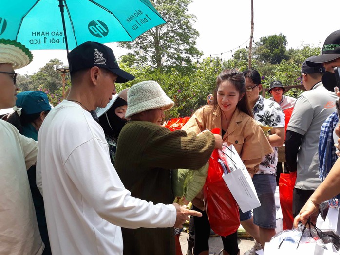 Đinh Y Nhung, Trâm Anh… tụ hội phim trường Lý Hải - Minh Hà- Ảnh 16. Đinh Y Nhung, Trâm Anh… tụ hội phim trường Lý Hải - Minh Hà- Ảnh 16.