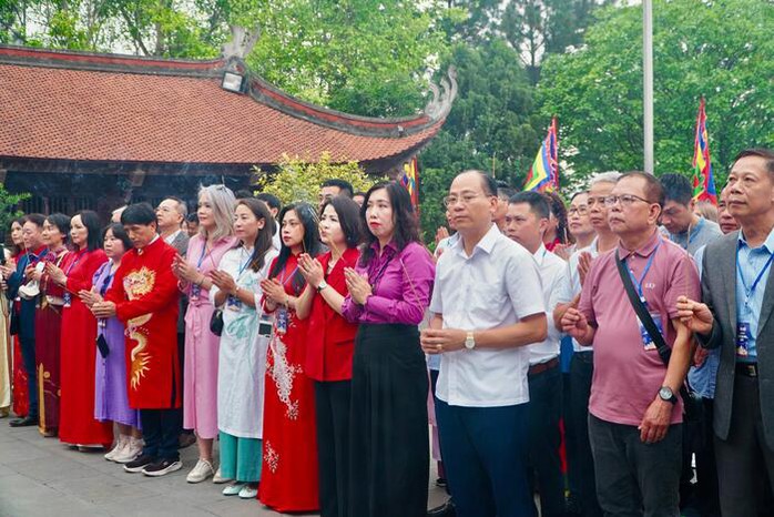 Đoàn kiều bào từ hơn 20 quốc gia về dự Giỗ tổ Hùng Vương- Ảnh 1. Đoàn kiều bào từ hơn 20 quốc gia về dự Giỗ tổ Hùng Vương- Ảnh 1.