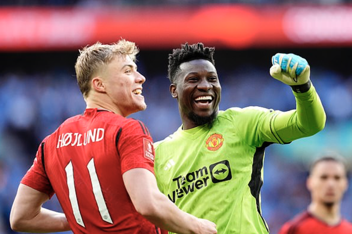 Rượt đuổi không tưởng, Coventry City vuột chiến thắng khó tin trước Man United- Ảnh 2. Rượt đuổi không tưởng, Coventry City vuột chiến thắng khó tin trước Man United- Ảnh 2.