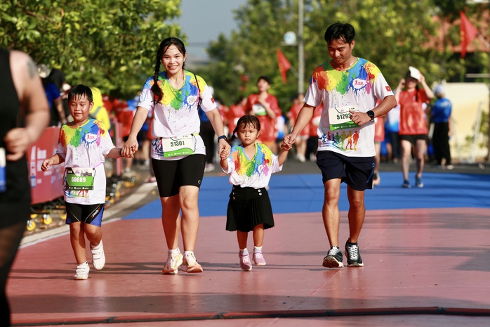 Bóng hồng và những khoảnh khắc thú vị tại đường chạy "Tự hào Tổ quốc tôi"- Ảnh 10. Bóng hồng và những khoảnh khắc thú vị tại đường chạy "Tự hào Tổ quốc tôi"- Ảnh 10.