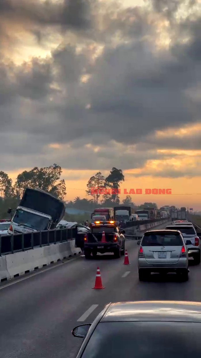 CLIP: Đầu tuần, cao tốc Trung Lương – Mỹ Thuận kẹt xe nghiêm trọng do tai nạn- Ảnh 3. CLIP: Đầu tuần, cao tốc Trung Lương – Mỹ Thuận kẹt xe nghiêm trọng do tai nạn- Ảnh 3.