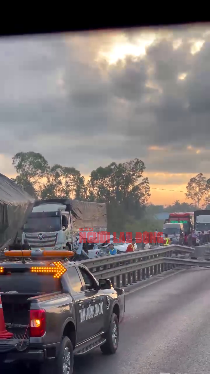 CLIP: Đầu tuần, cao tốc Trung Lương – Mỹ Thuận kẹt xe nghiêm trọng do tai nạn- Ảnh 4. CLIP: Đầu tuần, cao tốc Trung Lương – Mỹ Thuận kẹt xe nghiêm trọng do tai nạn- Ảnh 4.