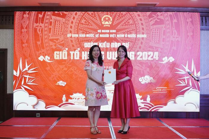 Đoàn kiều bào từ hơn 20 quốc gia về dự Giỗ tổ Hùng Vương- Ảnh 3. Đoàn kiều bào từ hơn 20 quốc gia về dự Giỗ tổ Hùng Vương- Ảnh 3.