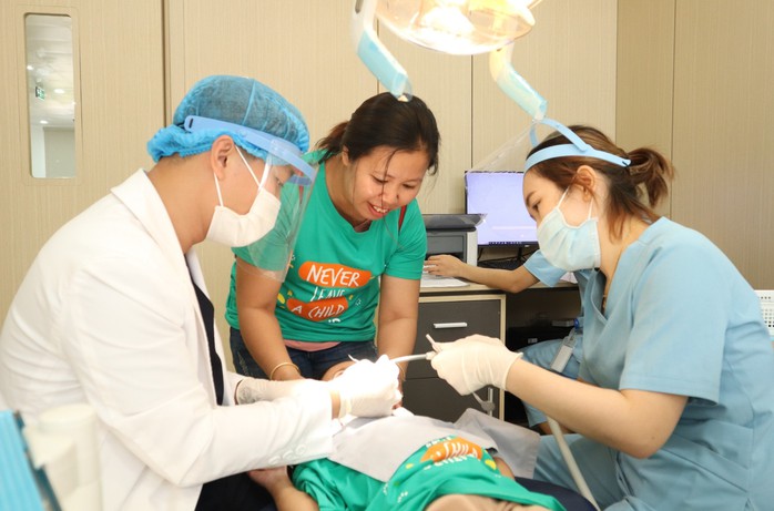 Hàng chục trẻ bị bại não được chăm sóc răng miệng miễn phí- Ảnh 1. Hàng chục trẻ bị bại não được chăm sóc răng miệng miễn phí- Ảnh 1.