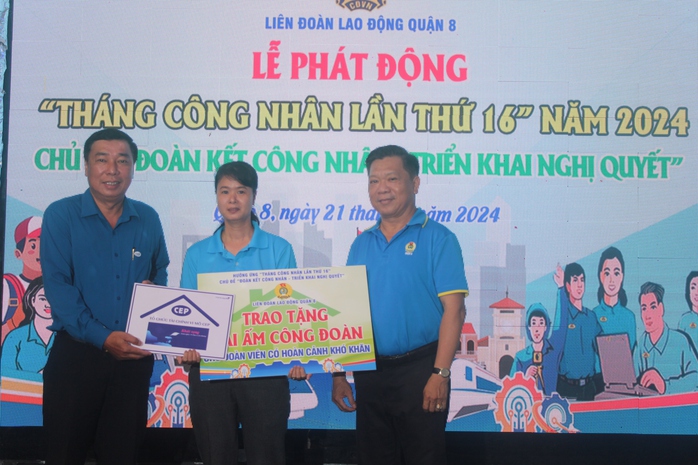 Hàng trăm công nhân vui mừng vì được hỗ trợ trong Tháng Công nhân- Ảnh 2. Hàng trăm công nhân vui mừng vì được hỗ trợ trong Tháng Công nhân- Ảnh 2.